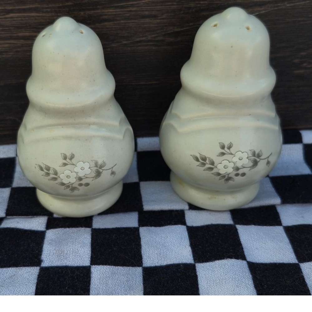 Vintage Cream Floral Ceramic Salt and Pepper Shakers Set M-10 Grey Flowers